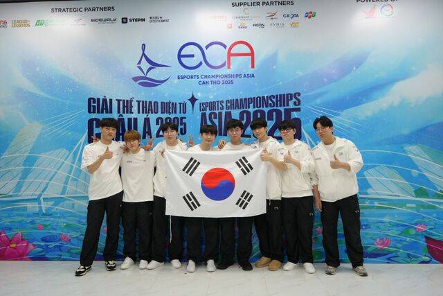 한국 대표팀 선수들이 지난해 11월 22일 베트남 껀터시 과학기술국 기술교류센터에서 열린 ‘2025 아시아 e스포츠 대회(ECA)’ 리그 오브 레전드(LoL) 부문 결승전에서 라이벌 중국을 꺾고 우승을 차지한 뒤 기념 촬영을 하고 있다. 한국e스포츠협회 제공