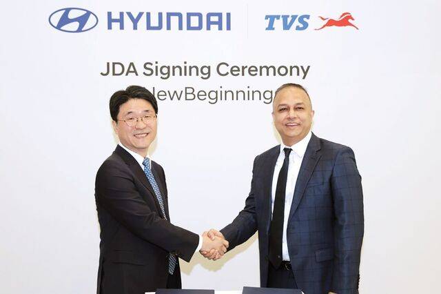 현대자동차 경영전략담당 고중선(왼쪽) 전무와 TVS모터컴퍼니 전략 담당 샤라드 모한 미쉬라 사장이 20일(현지시간) 공동개발협약을 체결한 뒤 기념촬영을 하고 있다. 현대차 제공