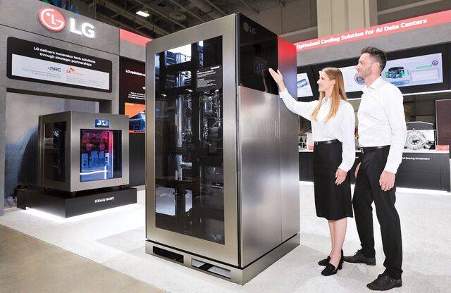 LG전자가 20일(현지시간) 미국 워싱턴DC에서 개막한 ‘데이터센터월드(DWC) 2026’에 참가해 AI 데이터센터를 겨냥한 토털 냉난방공조 솔루션을 공개했다. 모델들이 LG전자 부스에서 전시 제품을 소개하고 있다. LG전자 제공
