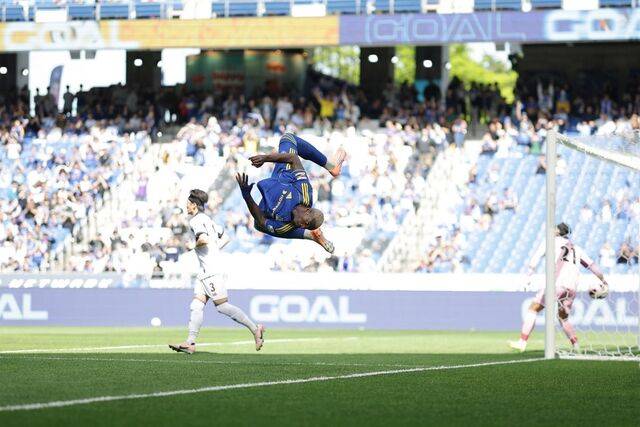 지난 19일 광주전에서 멀티골을 넣은 후 공중제비를 도는 울산의 말컹. 한국프로축구연맹 제공