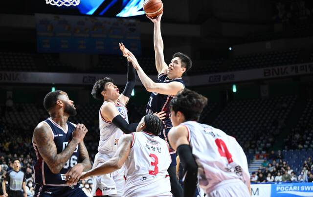 2025-26 LG전자 프로농구 4강 플레이오프(5전3선승제)서 정관장의 철벽 수비와 KCC의 화력이 맞붙는다. KBL 제공