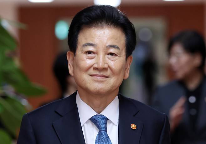 정동영 통일부 장관이 21일 오전 서울 종로구 세종대로 정부서울청사에서 열린 국무회의 겸 비상경제본부회의에 참석하고 있다. [뉴스1]