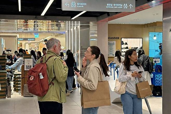 서울시 중구 소공동에 위치한 롯데백화점 본점 9층 키네틱그라운드 내 외국인 고객들의 모습. [롯데백화점]