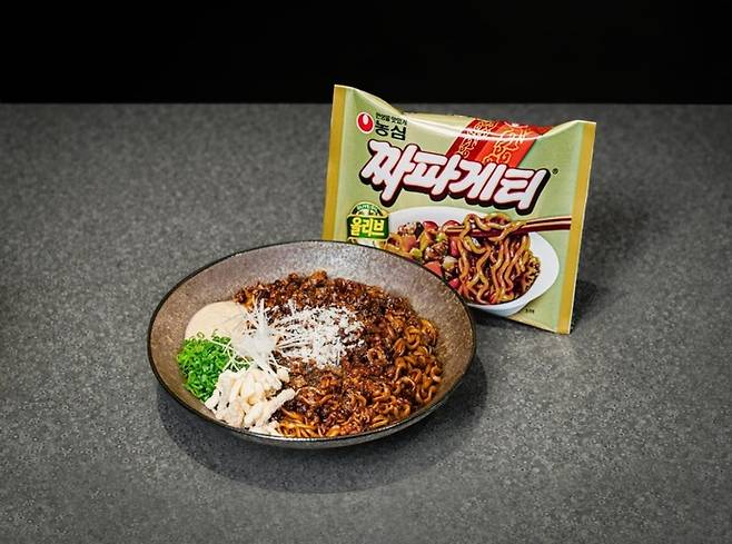 농심이 서울 3대 고깃집으로 유명한 ‘몽탄’과 협업해 ‘몽탄 짜파게티’를 선보였다. [농심 제공]