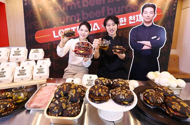 롯데리아는 ‘삐딱한 천재’로 불리는 이찬양 셰프와 협업을 통해 신메뉴 ‘번트 비프버거’를 출시했다. [연합뉴스]