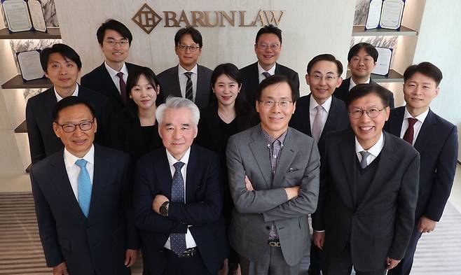법무법인 바른 산업기술유출대응센터. 왼쪽부터 반시계 방향으로 임홍기 고문, 박창렬 변호사, 노만경 대표변호사, 김재형·고진원·최진혁·조재빈·백창원·강다롱·김영오(센터장)·고은영·김경연·최승환 변호사.  이승환 기자