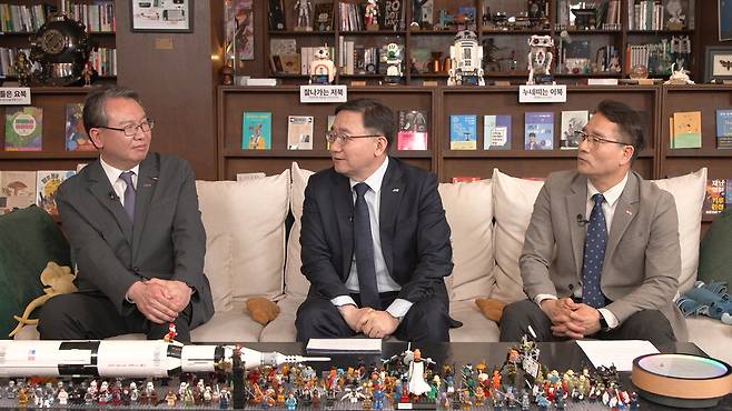 권이균 한국지질자원연구원장, 이식 한국과학기술정보연구원장, 오영국 한국핵융합에너지연구원장(왼쪽부터)이 대전의 한 카페에서 대담 프로그램을 촬영하고 있다.