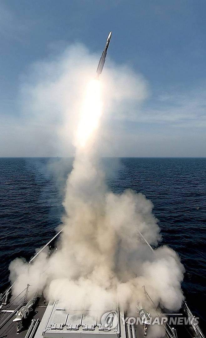 2024년 5월 10일 동해 해상에서 실시한 합동 전투탄 실사격 훈련에서 춘천함(FFG-II)이 적 항공기 및 유도탄을 모사한 대공무인표적기에 해궁 대함유도탄방어유도탄을 발사하고 있다. [연합뉴스]