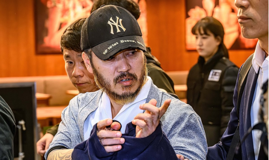 필리핀에서 교민 3명 살해, 탈옥, 국내 마약 유통 등을 일삼으며 ‘마약왕’으로 불리던 박왕열이 25일 인천국제공항을 통해 국내로 송환되는 모습. (연합뉴스)