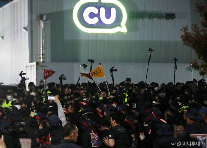 (진주=뉴스1) 윤일지 기자 = 20일 경남 진주시 정촌면 CU 진주물류센터 앞에서 진입을 시도하는 화물연대 노조원들을 경찰이 막아서고 있다.   이날 현장에서는 화물차와 집회 참가자 3명이 충돌해 1명이 숨지고 2명이 다치는 사고가 발생했다. 2026.4.20/뉴스1  Copyright (C) 뉴스1. All rights reserved. 무단 전재 및 재배포,  AI학습 이용 금지. /사진=(진주=뉴스1) 윤일지 기자