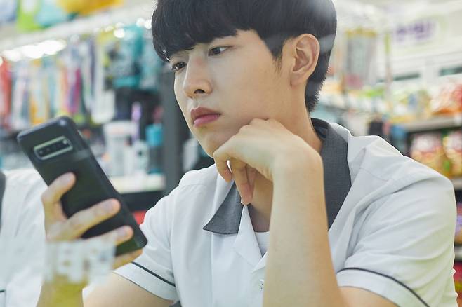 일본 정부가 미성년자의 SNS 이용을 법적으로 제한하는 방안을 검토한다. 사진은 참고 이미지. /사진=게티이미지뱅크