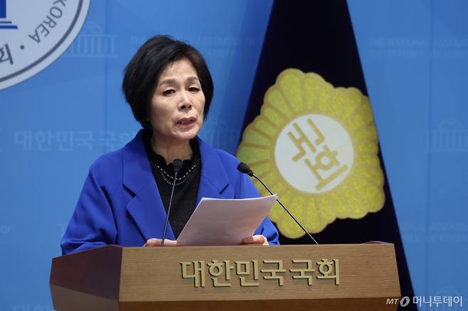 [서울=뉴시스] 고승민 기자 = 최민희 더불어민주당 의원이 2일 서울 여의도 국회 소통관에서 남양주 시장후보 경선 관련 입장 표명 기자회견을 하고 있다. 2026.04.02. kkssmm99@newsis.com /사진=고승민