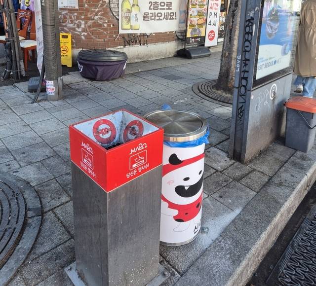 레드로드 일대에 담배꽁초 수거함이 설치돼 깨끗하게 정비된 거리 모습. 마포구청 제공