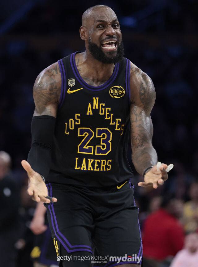 르브론이 22일 휴스턴과 경기 도중 고함을 내지르고 있다. /게티이미지코리아