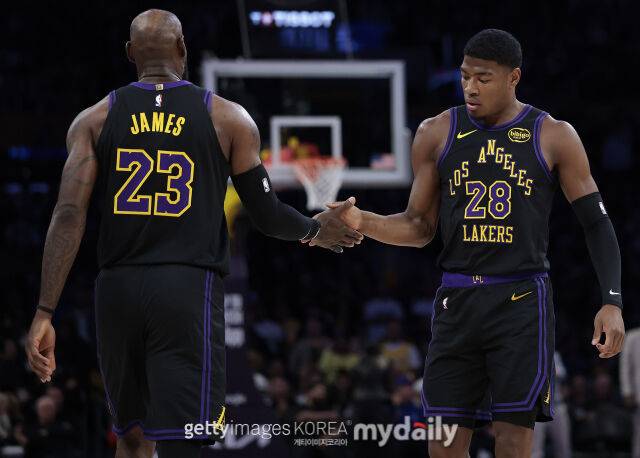 르브론(왼쪽)이 루이 하치무라와 하이파이브 하고 있다. /게티이미지코리아
