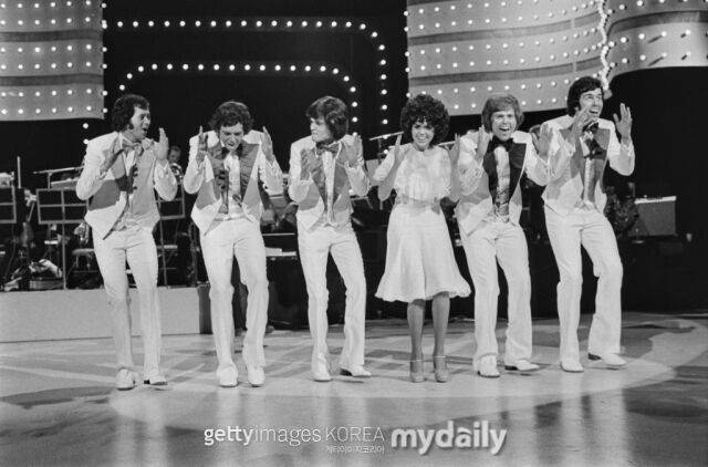 1974년 8월 17일 영국 런던의 셰퍼드 부시에서 열린 오스먼드 패밀리 UK TV 스페셜에서 미국 가수 그룹 오스먼즈가 라이브 공연을 펼쳤다. /게티이미지코리아, 마이데일리