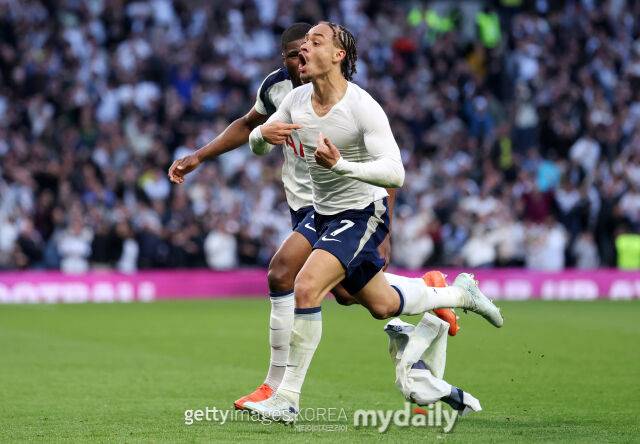 22일 푸스발다텐 보도에 따르면 바이에른 뮌헨은 사비 시몬스(토트넘) 영입에 관심을 보이고 있다. 브라이튼전에서 득점한 뒤 세레머니를 펼치고 있는 시몬스./게티이미지코리아