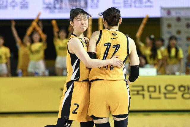 청주 KB스타즈가 22일 청주체육관에서 열린 여자프로농구 챔피언결정전 1차전에서 용인 삼성생명에 승리를 거뒀다. KB스타즈 허예은(왼쪽)과 강이슬이 득점 후 기뻐하고 있다./WKBL 제공