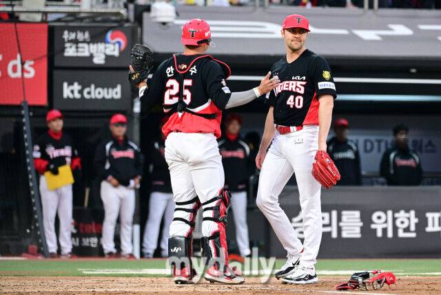 2026년 4월 22일 오후 경기도 수원KT위즈파크에서 열린 '2026 신한 SOL KBO리그' KIA 타이거즈와 KT 위즈의 경기. KT 3루 주자 힐리어드가 3회초 1사 1.3루서 오윤석의 타수 앞 타구 때 홈을 밟자 KIA 선발투수 네일이 허탈해하고 있다./수원 = 유진형 기자