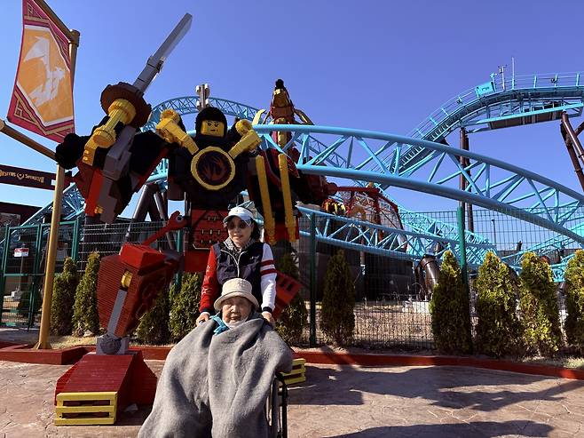 닌자고 롤러코스터 ‘스핀짓주 마스터’ 앞에서 찍은 기념사진