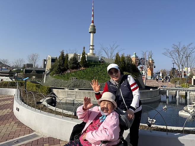 미니랜드를 찾은 할머니. 이곳을 제일 유심히 보셨다.