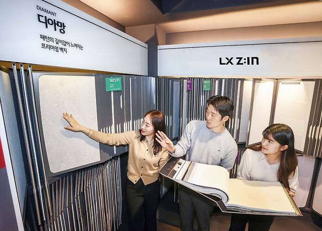 LX하우시스 지인스퀘어를 방문한 고객이 ‘디아망’ 벽지를 살펴보고 있다.   [LX하우시스 제공]