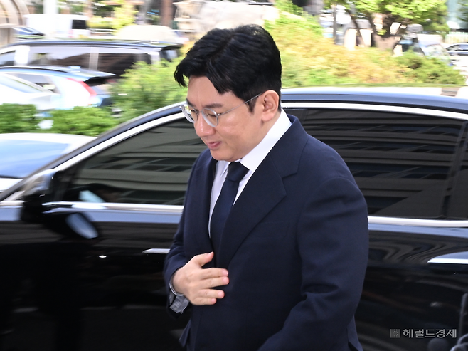 지난해 9월 15일 서울 마포구 서울경찰청 금융범죄수사대에 피의자 신분으로 출석하는 방시혁 하이브 의장. [헤럴드경제]