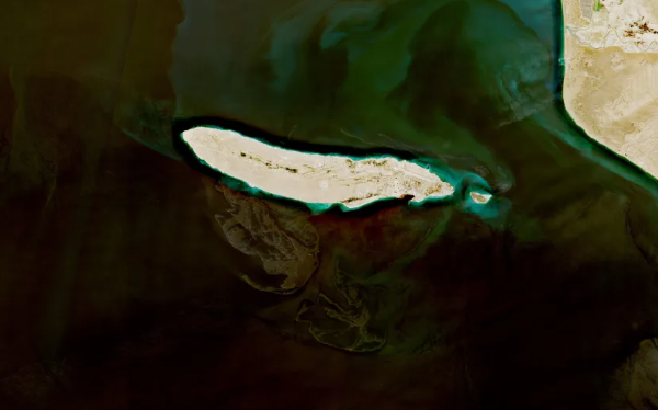 4월 10일에 촬영된 위성 사진에서 이란 라반 섬 주변에 기름이 퍼져 있는 모습이 포착됐다.[센티넬-2/유럽 우주국]