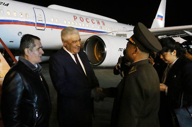 [평양=AP/뉴시스] 블라디미르 콜로콜체프 러시아 내무부 장관이 20일 북한 평양 국제공항에 도착해 방두섭 북한 사회안전상의 영접을 받고 있다. 2026.04.21.