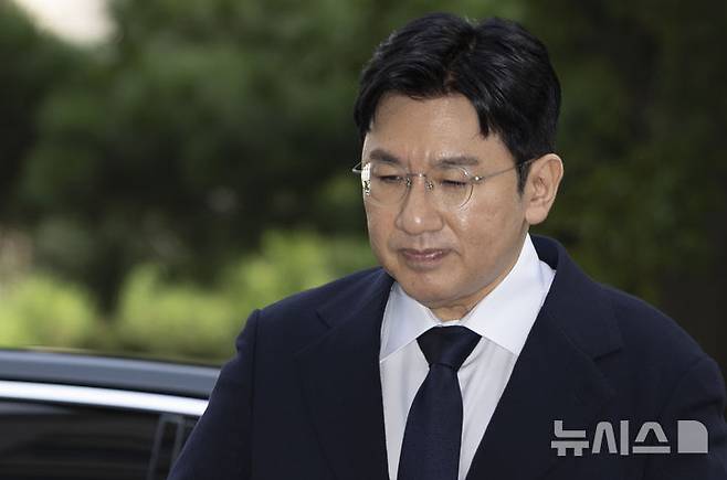 [서울=뉴시스] 김근수 기자 = 방시혁 하이브 의장이 15일 오전 서울 마포구 서울경찰청 광역수사단 금융범죄수사대에서 조사를 받기 위해 출석하고 있다. 방 의장은 하이브 상장 전인 2019년 기존 하이브 투자자들에게 기업공개(IPO) 계획이 없다고 한 뒤 자신과 관계있는 사모펀드가 설립한 특수목적법인(SPC)에 지분을 팔도록 한 혐의를 받는다. 2025.09.15. ks@newsis.com