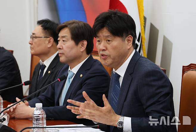 [서울=뉴시스] 김금보 기자 = 김용 전 민주연구원 부원장이 13일 오후 서울 여의도 국회에서 무죄를 주장하는 기자회견을 하고 있다. 이재명 대통령의 측근인 김 전 부원장은 불법 선거자금을 받은 혐의로 기소되어 1·2심 모두에서 유죄 판결을 받은 후 보석 석방되어 3심을 앞두고 있다. 2026.04.13. kgb@newsis.com