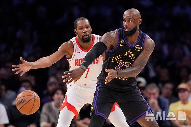 [로스앤젤레스=AP/뉴시스] 미국프로농구(NBA) 로스앤젤레스(LA) 레이커스의 르브론 제임스. 2026.04.21.