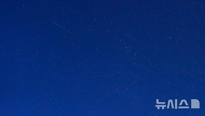 [제주=뉴시스] 지난해 8월 제주시 동쪽 하늘 위로 페르세우스 유성우가 떨어지고 있다.'최근 북아메리카와 유럽 하늘에서 별똥별(유성) 목격이 급증한 가운데 미 항공우주국(NASA) 등 전문가들 사이에서도 원인에 대한 의견이 갈리고 있다고 21일(현지 시간) 뉴욕타임스(NYT)가 보도했다. (사진=뉴시스DB) 2026.04.22.