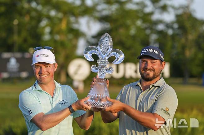 [애번데일=AP/뉴시스] 지난해 미국프로골프(PGA) 투어 취리히 클래식에서 우승한 벤 그리핀(왼쪽), 앤드루 노백. 2025.04.27.