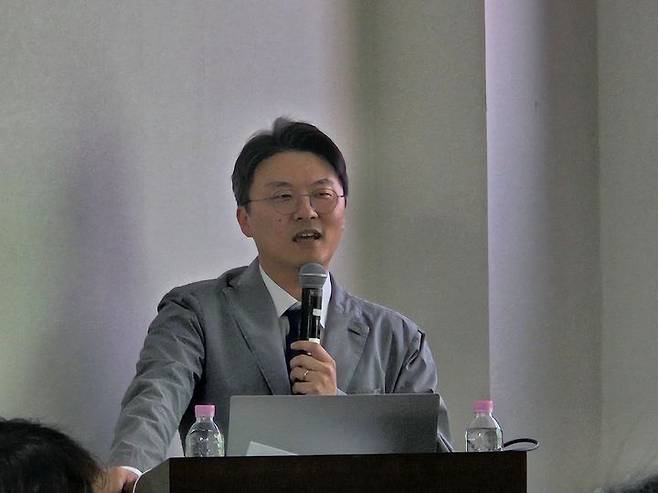 [서울=뉴시스] 박은비 기자 = 김용희 선문대 경영학과 교수가 22일 오후 김우영 더불어민주당 의원실 주최로 열린 '방송미디어통신위원회 시대 방송통신발전기금 제도 개선 방안' 토론회에서 발표하고 있다. 2026.04.22. silverline@newsis.com *재판매 및 DB 금지