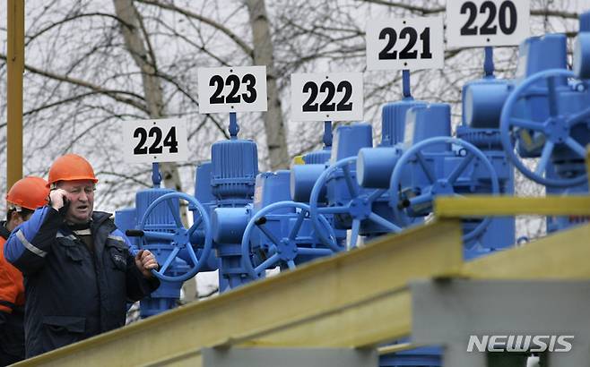 [보보비치=AP/뉴시스] 2007년 1월 자료 사진으로, 벨라루스 민스크 남동쪽으로 330㎞ 떨어진 보보비치 마을 인근에 있는 '드루즈바 송유관' 펌프장에서 노동자들이 일하고 있다. 2022.08.09.