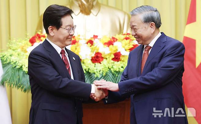 [하노이=뉴시스] 고범준 기자 = 이재명 대통령과 또 럼 베트남 당 서기장 겸 국가주석이 22일(현지 시간) 하노이 주석궁에서 악수하고 있다. 2026.04.22. bjko@newsis.com