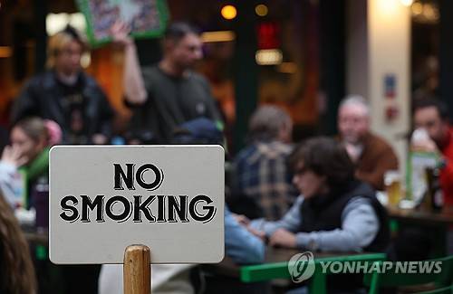 '금연' 붙인 영국 한 음식점 [EPA 연합뉴스 자료사진]