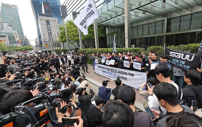 17일 서울 삼성전자 서초사옥 앞에서 삼성그룹 초기업노동조합 조합원들이 과반노조 공식 선언 기자회견을 하고 있다. 연합뉴스