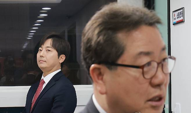 국민의힘 경기도지사 후보로 추가 접수한 조광한 최고위원(오른쪽)이 17일 서울 영등포구 여의도 국민의힘 중앙당사에서 열린 광역단체장 후보 면접에 참석하며 취재진 질문에 답하고 있다. 왼쪽은 경기도지사 후보로 추가 접수한 이성배 전 MBC 아나운서. 연합뉴스