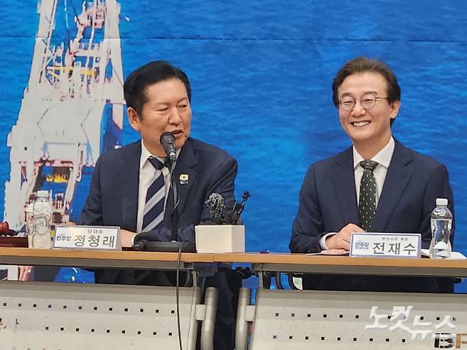 15일 부산에서 열린 더불어민주당 최고위원회 회의에 참석한 정청래 민주당 대표(왼쪽)과 전재수 민주당 부산시장 후보. 정혜린 기자