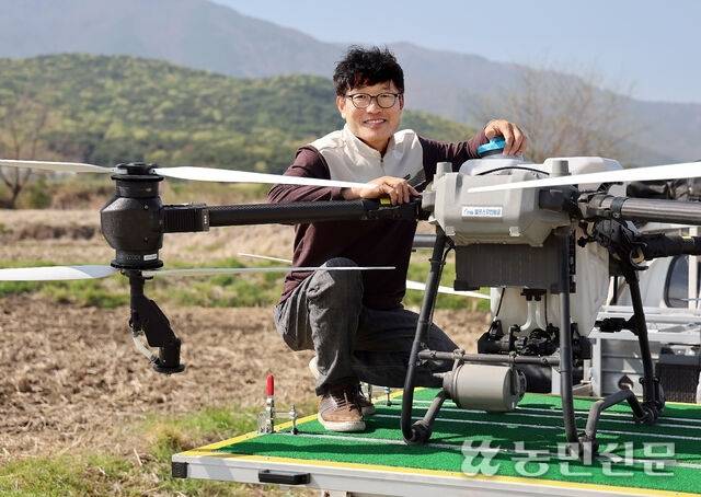 김대수 알프스무인항공 대표는 6년차 드론방제사다. 살균제·살충제·영양제 같은 액체를 공중에서 분사해주는 일을 한다. 사진=김도웅 프리랜서 기자