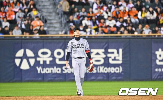 [OSEN=잠실, 박준형 기자] 21일 오후 서울 잠실구장에서 2026 신한 SOL KBO리그 LG 트윈스와 한화 이글스의 경기가 진행됐다.이날 LG는 송승기를, 한화는 문동주를 선발투수로 내세웠다.4회말 1사 만루 LG 천성호의 내야땅볼때 한화 심우준 유격수가 포구 실책한뒤 아쉬워하고 있다.   2026.04.21 / soul1014@osen.co.kr