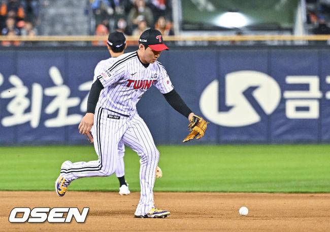 7회초 1사 1루 한화 이원석의 내야땅볼때 오지환 유격수가 포구 실책하고 있다.