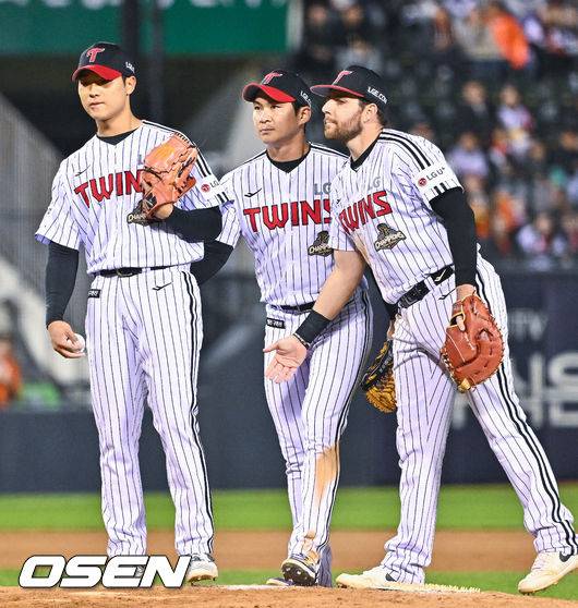 7회초 LG 우강훈의 교체때 수비 실책한 오지환 유격수가 우강훈을 다독이고 있다.