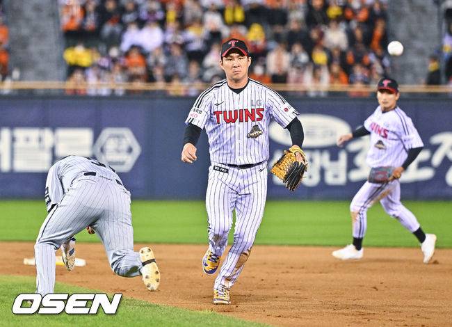 7회초 1사 만루 한화 강백호의 내야땅볼때 오지환 유격수가 1루 주자 문현빈 태그를 포기하고 1루 송구하고 있다.