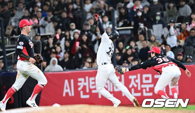 [OSEN=수원, 최규한 기자] 21일 수원 KT위즈파크에서 ‘2026 신한 SOL KBO리그’ KT 위즈와 KIA 타이거즈의 경기가 열렸다.홈팀 KT는 오원석, 방문팀 KIA는 김태형을 선발로 내세웠다. 6회말 2사 1, 3루 상황 KT 최원준 타석 때 1루 주자 배정대가 런다운 플레이를 펼치고 있다. 이 사이 3루 주자는 홈을 밟으며 득점 성공. 2026.04.21 / dreamer@osen.co.kr