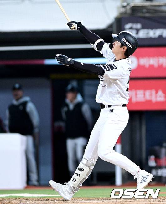 [OSEN=수원, 최규한 기자] 21일 수원 KT위즈파크에서 ‘2026 신한 SOL KBO리그’ KT 위즈와 KIA 타이거즈의 경기가 열렸다.이날 경기는 김민혁이 연장 11회 1사에서 우월 끝내기 솔로포를 터트려 홈팀 KT가 6-5 짜릿한 승리를 거뒀다. 연장 11회말 1사에서 KT 김민혁이 끝내기 우월 솔로포를 날리고 있다. 2026.04.21 / dreamer@osen.co.kr