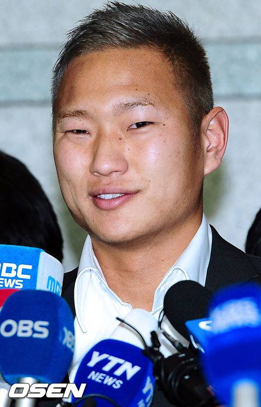 [OSEN=인천국제공항,박준형 기자] 인민 루니 정대세가 8일 인천 영종도 인천국제공항을 통해 입국했다.정대세가 인터뷰를 하고 있다정대세는 9일 메디컬테스트를 받은 뒤 특별한 이상이 없을 경우 곧바로 입단 계약을 체결하고 10일 오후 2시 서울 신문로 축구회관에서 공식 입단 기자회견을 가질 예정이다. 한국 국적을 가진 아버지와 조선 국적을 가진 어머니 사이에 태어난 정대세는 지난 2007년부터 북한대표팀 선수로 활약 중이다. A매치 28경기에 출전해 5골을 넣었다.정대세는 지난해 2월 독일 프로축구 2부리그 보훔에서 쾰른으로 이적했다. 하지만 쾰른에서 자리를 잡지 못했고, K리그 이적을 타진했다. 독일 프로축구 54경기에 출전해 15골을 기록했다. 정대세의 이적료는 30만 유로(약 4억2000만원)이며 3년 계약에 연봉 4억원인 것으로 알려졌다. / soul1014@osen.co.kr