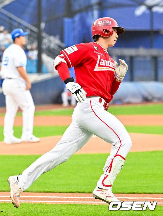 [OSEN=대구, 민경훈 기자] 21일 오후 대구삼성라이온즈파크 ‘2026 신한 SOL Bank KBO리그' 삼성 라이온즈와 SSG 랜더스와 경기가 열렸다.이날 삼성은 최원태를, SSG는 베니지아노를 선발투수로 내세웠다.1회초 SSG 선두타자로 나온 박성한이 초구를 때리며 우익수 앞 안타를 때린 후 1루로 출루하고 있다. 박성한은 개막전부터 19경기 연속 안타 신기록을 이어가고 있다. 2026.04.21 / rumi@osen.co.kr